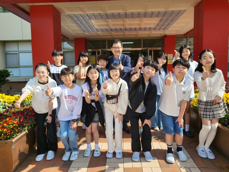 [울산=뉴시스] 구미현 기자 = 울산 염포초 최은호 교장이 학생들과 기념촬영을 하고 있다. (울산시교육청 제공) photo@newsis.com *재판매 및 DB 금지