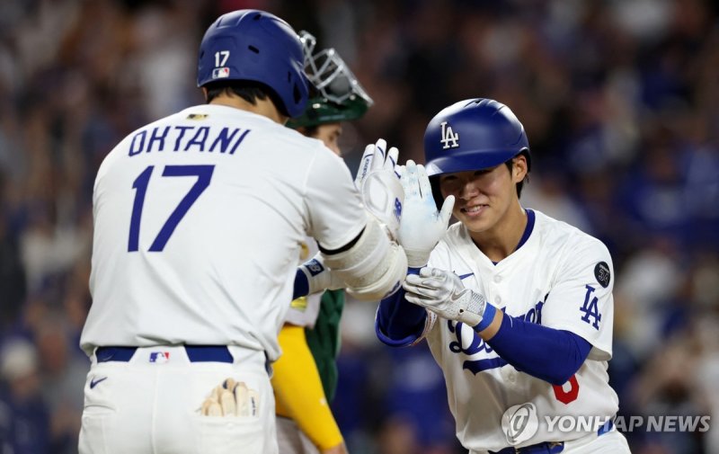 홈런을 치고 오타니(왼쪽)와 세리머니 하는 김혜성 (출처=연합뉴스)