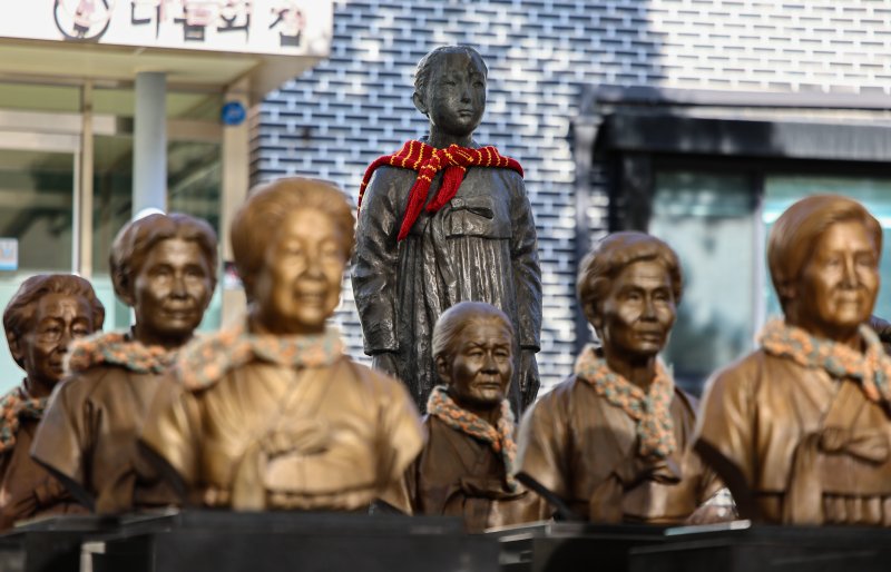 17일 경기 광주시 퇴촌면 나눔의집에 위안부 피해자 할머니들의 흉상이 세워져 있다. 지난 16일 일본군 위안부 피해자인 길옥순 할머니의 별세로 여가부에 등록된 일본군 위안부 피해자 240명 중 생존자는 7명으로 줄었다. 2025.2.17/뉴스1 ⓒ News1 김도우 기자