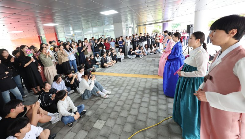 스승의날을 맞은 15일 광주 북구 매곡동에 위치한 광주예술고에서 학생들이 선생님을 위한 공연을 하고 있다. 2025.5.15/뉴스1 ⓒ News1 박지현 기자