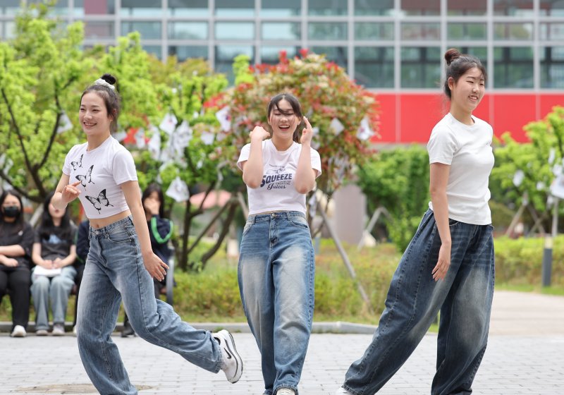 스승의날을 맞은 15일 광주 북구 매곡동에 위치한 광주예술고에서 학생들이 선생님을 위한 공연을 하고 있다. 2025.5.15/뉴스1 ⓒ News1 박지현 기자