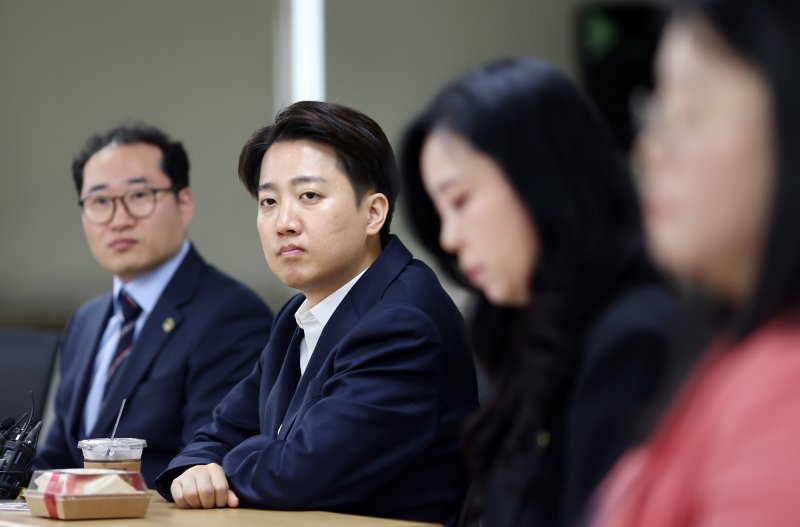 개혁신당 이준석 대선 후보가 15일 중구 서울역 공간모아에서 열린 ‘대한초등교사협회 간담회’에서 교사의 발언을 듣고 있다. 연합뉴스
