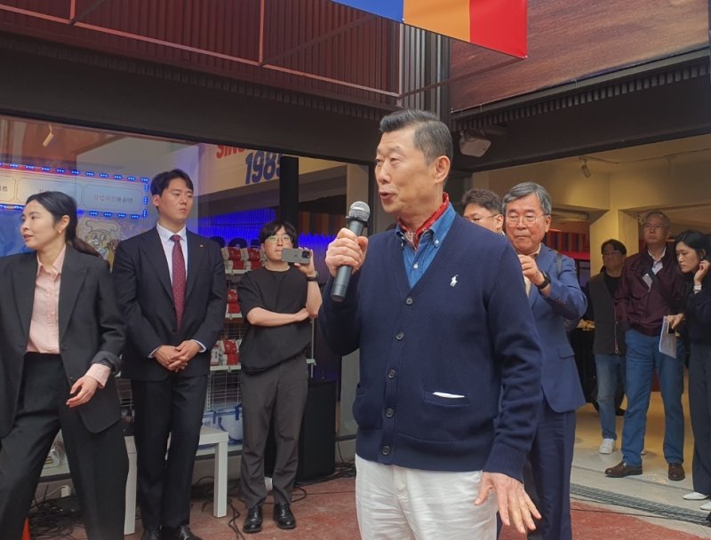[서울=뉴시스] 김홍국 하림그룹 회장은 15일 서울 성동구 성수동 '장하다 하림 맥시칸' 팝업스토어에서 가진 기자간담회에서 냉동치킨 브랜드 론칭을 알렸다. photo@newsis.com