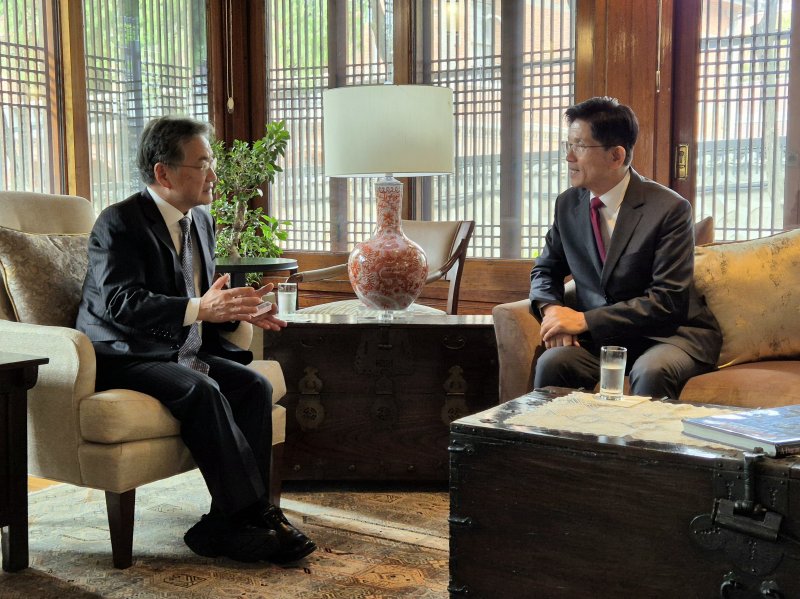 김문수 국민의힘 대통령후보와 조셉 윤 주미대사대리가 15일 주한미국대사관저에서 만나 오찬겸 회담을 하고 있다. (주한미국대사관 제공) /사진=뉴스1화상