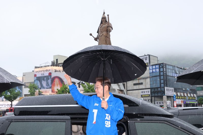 이재명, 경남서 전남 향하며 '국민통합·균형발전' 내세워