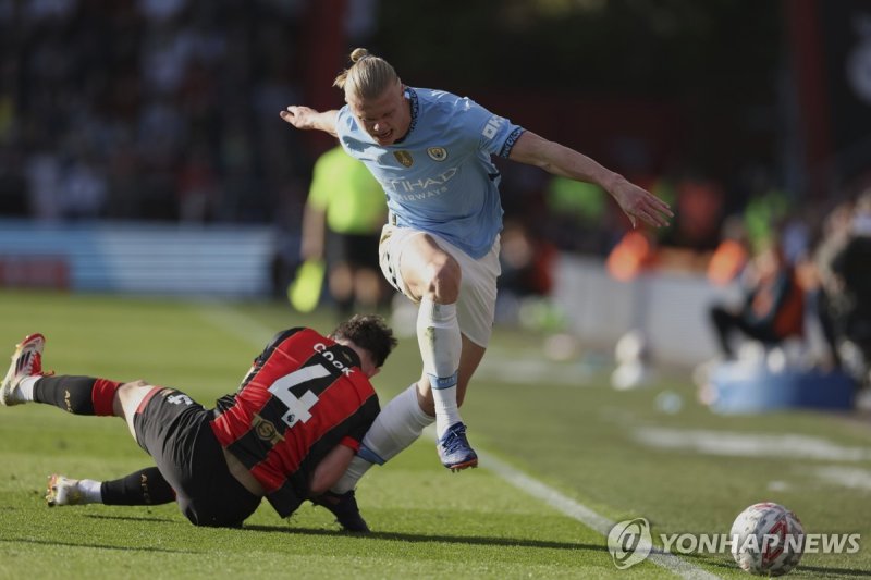 볼 경합 도중 발목이 꺾이는 부상을 입은 엘링 홀란 (출처=연합뉴스)