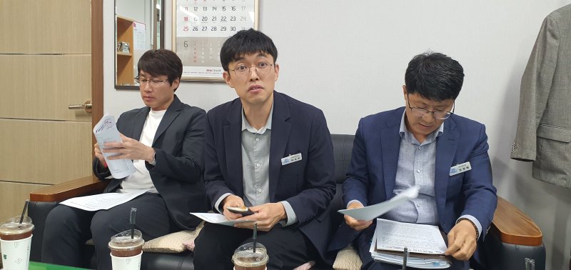 [창원=뉴시스] 강경국 기자 = 이성민 경남 창원시 문화관광체육국장(가운데)이 15일 창원시청 프레스센터에서 창원NC파크 재개장과 관련해 기자간담회를 갖고 있다. 2025.05.15. kgkang@newsis.com