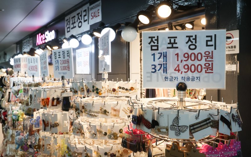 28일 서울 종로구의 한 지하상가에 붙은 점포정리 안내문. 2025.4.28/뉴스1 ⓒ News1 허경 기자