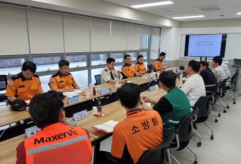 [대구=뉴시스] 대구 달성소방서는 달성군에 위치한 쿠팡 대구3센터를 방문해 대수선 공사에 따른 맞춤형 소방 대응 대책을 수립하기 위한 현장 점검과 안전컨설팅을 실시했다. (사진=대구 달성소방서 제공) 2025.05.15. photo@newsis.com *재판매 및 DB 금지