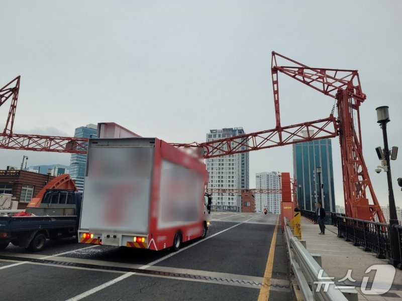 15일 오전 부산 영도대교 선거유세 차량 사고 현장.(영도경찰서 제공. 재판매 및 DB 금지)