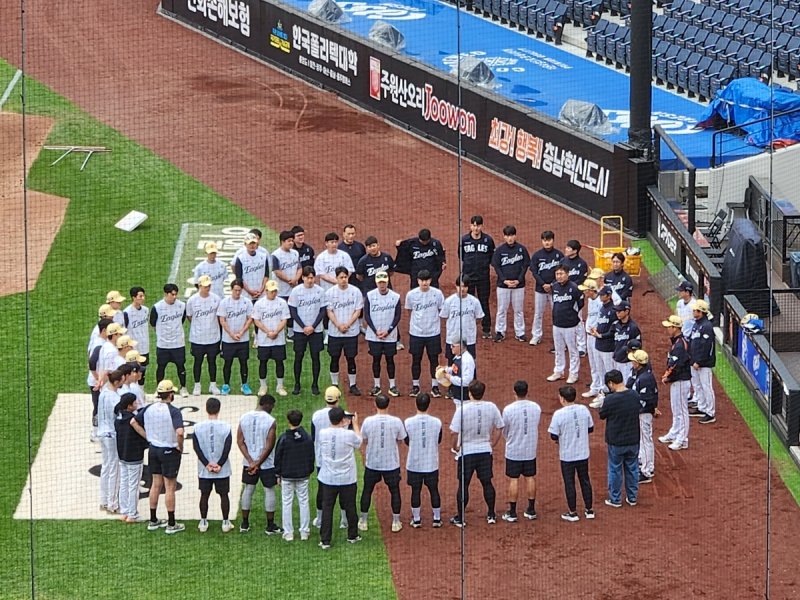 스승의 날을 맞아 김경문 감독을 위해 선물을 준비한 한화 이글스 선수단 (출처=연합뉴스)