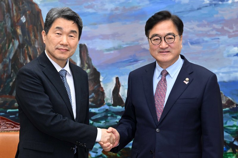 이주호, 국회의장 만나 공정선거 관리 약속