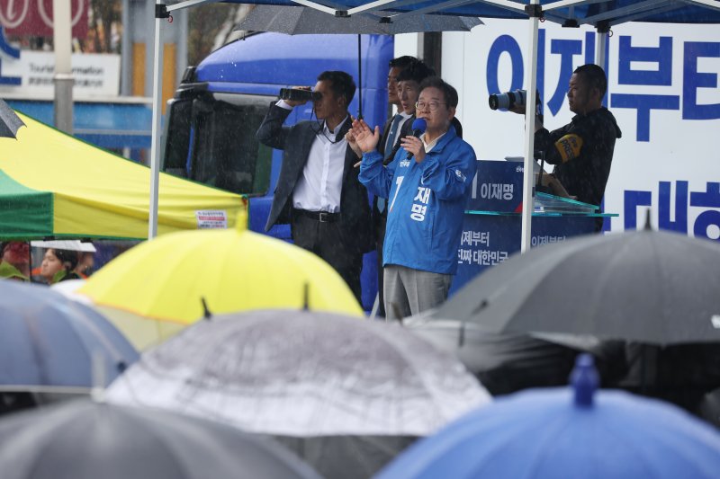 [여수=뉴시스] 권창회 기자 = 이재명 더불어민주당 대선 후보가 15일 전남 여수시 이순신광장에서 열린 집중유세에서 지지호소를 하고 있다. (공동취재) 2025.05.15. photo@newsis.com