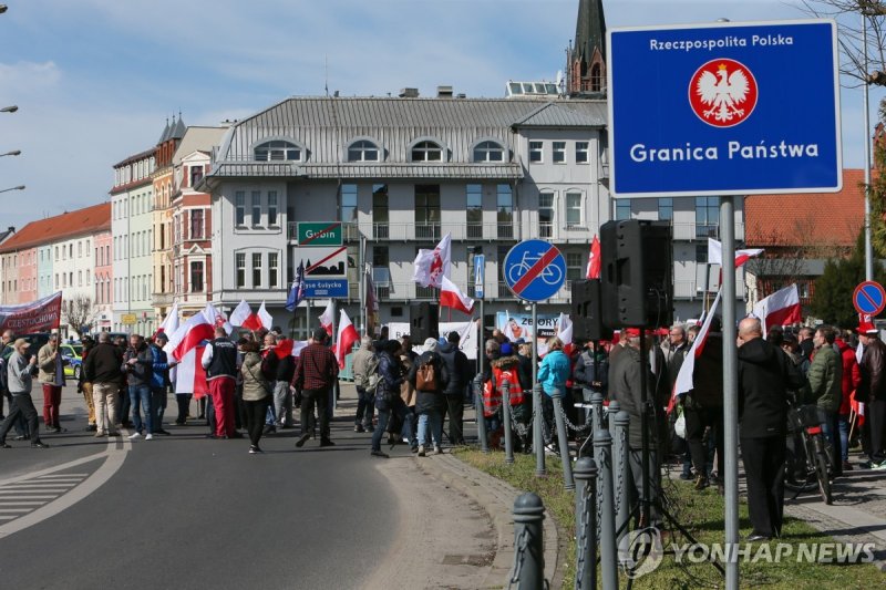 국경에서 독일 난민정책 규탄하는 폴란드 시위대 (출처=연합뉴스)