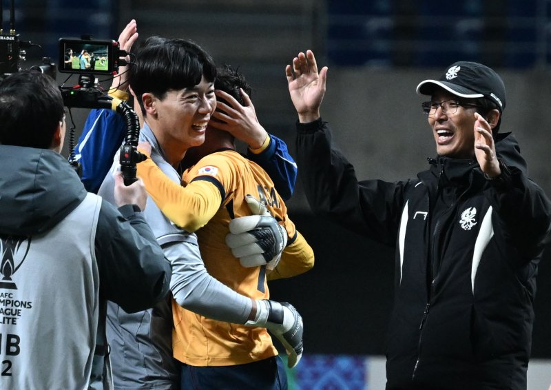 [광주=뉴시스] 김혜인 기자 = 지난 3월12일 오후 광주 서구 광주월드컵경기장에서 열린 2024-25 아시아축구연맹(AFC) 챔피언스리그 엘리트(ACLE) 16강 2차전 광주FC와 일본 비셀 고베와의 경기, 광주 김경민 골키퍼(왼쪽)와 아사니(오른쪽)선수가 3-0승리를 두고 포옹하고 있다. 2025.03.12. hyein0342@newsis.com