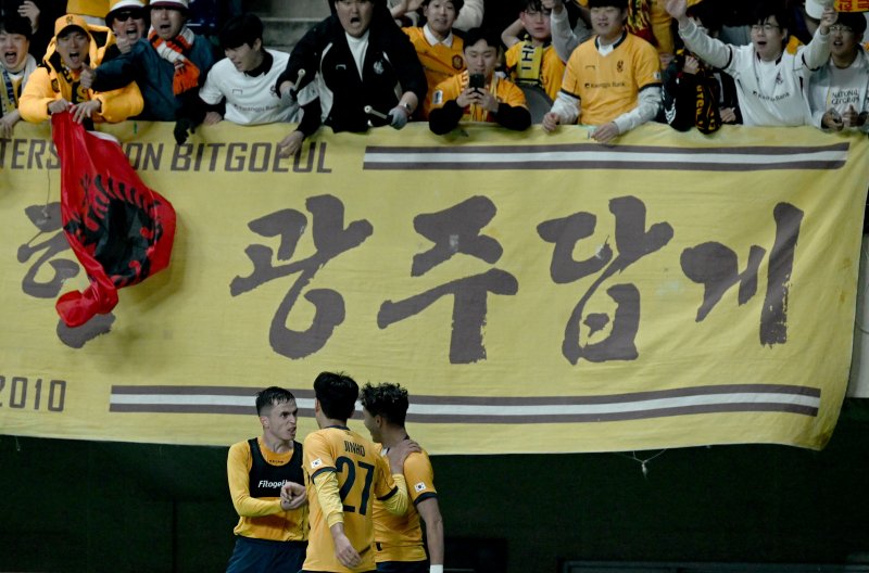 [광주=뉴시스] 김혜인 기자 = 광주FC의 아사니가 지난 3월12일 오후 광주 서구 광주월드컵경기장에서 열린 2024-25 아시아축구연맹(AFC) 챔피언스리그 엘리트(ACLE) 16강 2차전 일본 비셀 고베와의 경기 연장 후반전에서 골을 넣은 뒤 기뻐하고 있다. 2025.03.12. hyein0342@newsis.com