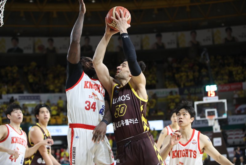 15일 오후 경남 창원체육관에서 열린 '2024-25 KCC 프로농구 챔피언결정전 6차전' 창원 LG 세이커스와 서울 SK 나이츠의 경기에서 LG 아셈 마레이가 SK 자밀 워니를 피해 슛하고 있다. 2025.5.15/뉴스1 ⓒ News1 윤일지 기자