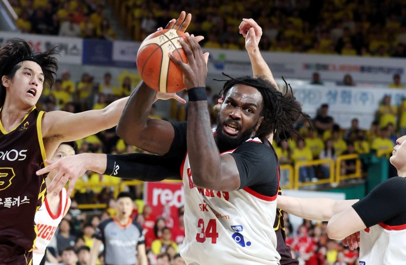 [창원=뉴시스] 추상철 기자 = 15일 오후 경남 창원체육관에서 열린 2024-2025 프로농구 챔피언결정전 서울 SK 나이츠와 창원 LG 세이커스 6차전 경기, SK 워니가 리바운드를 하고 있다. 2025.05.15. scchoo@newsis.com