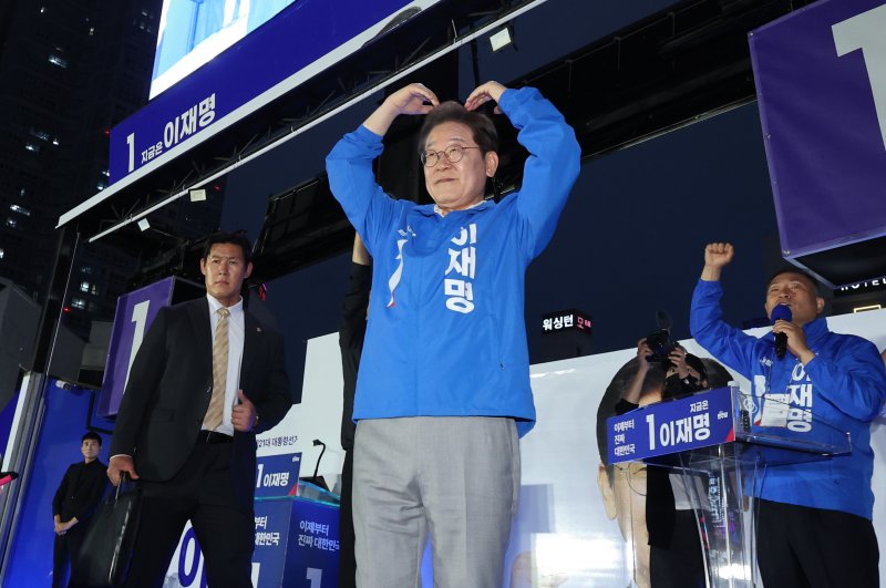 이재명 더불어민주당 대통령 후보가 '이순신 호국 벨트' 유세차 15일 오후 전남 목포시 평화광장에서 유세를 마친 후 시민들을 향해 하트를 선보이고 있다. 2025.5.15/뉴스1 ⓒ News1 안은나 기자