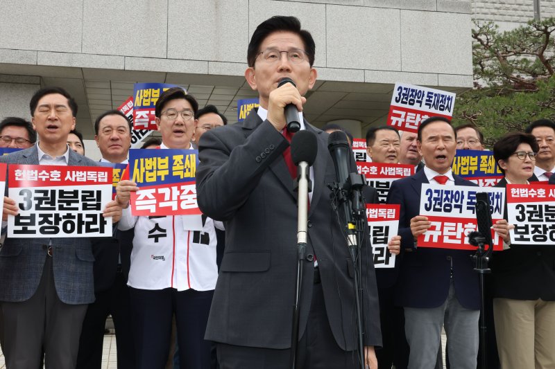 김문수 국민의힘 대통령 후보가 15일 오후 서울 서초동 대법원 앞에서 열린 사법부수호 및 더불어민주당 규탄대회에서 발언하고 있다. 2025.5.15/뉴스1 ⓒ News1 이광호 기자