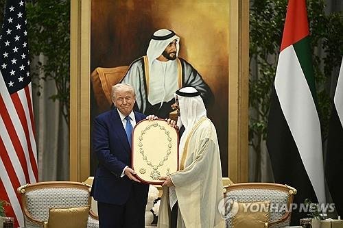 15일 UAE로부터 최고등급 훈장 받는 트럼프 (출처=연합뉴스)