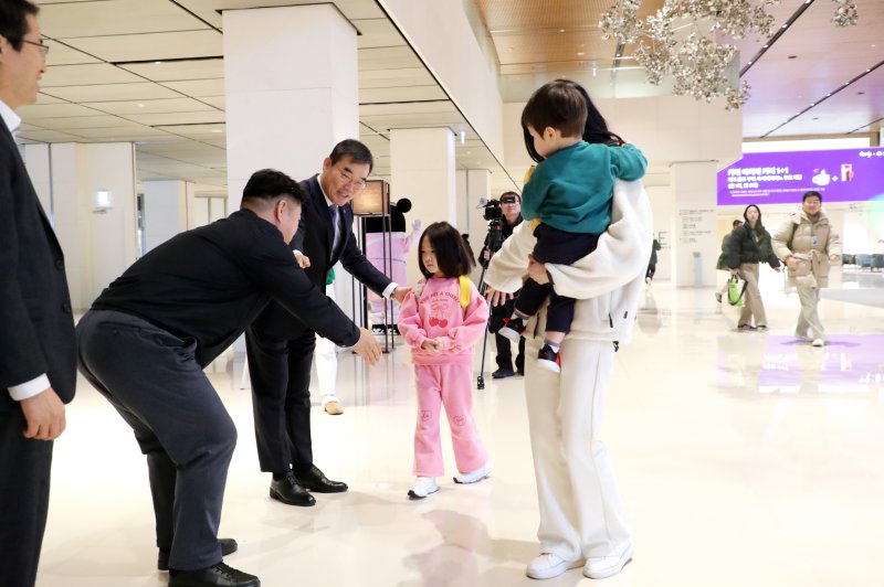 2025년 1월 시무식을 맞아 김보현사장이 새해 출근하는 임직원과 인사하며 어린이집에 등원하는 직원 가족과 인사하고 있는 모습. 사진 대우건설 *재판매 및 DB 금지