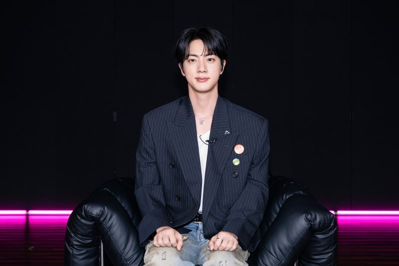 방탄소년단 진 "콜드플레이 콘서트 '떼창', 큰 울림…내게도 그런 기회 있었으면"