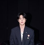 방탄소년단 진 ″콜드플레이 콘서트 ′떼창′, 큰 울림…내게도 그런 기회 있었으면″ 