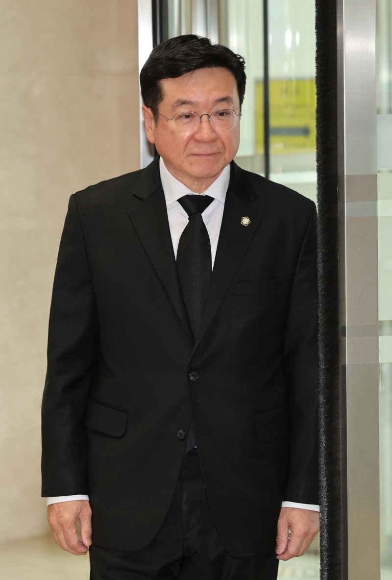 [서울=뉴시스] 홍효식 기자= 이찬희 삼성 준법감시위원회(준감위) 위원장이 25일 서울 강남구 삼성서울병원 장례식장에 마련된 한종희 삼성전자 대표이사 부회장의 빈소를 방문하고 있다. (공동취재) 2025.03.25. photo@newsis.com