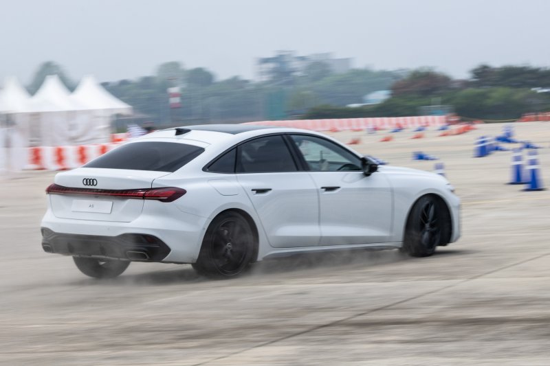 아우디 신형 중형 세단 '더 뉴 아우디 A5'가 15일 경기 김포 에어로스피스 내 슬라럼 시험장을 주행하고 있다(아우디코리아 제공. 재판매 및 DB 금지). 2025.5.15.