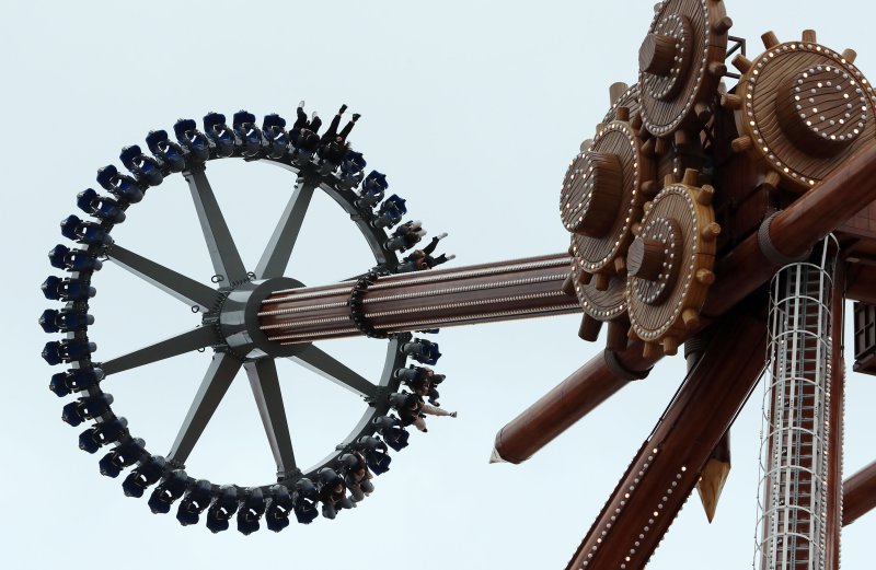 높이 45m 도달하는 순간 굉음…부산 테마파크 놀이기구 운행 중단