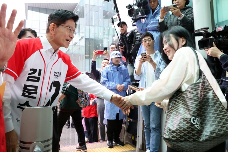 [영상] 김문수 “판교 만든 김문수입니다”... 출근길 인사