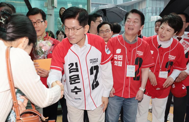 [영상] 김문수 “판교 만든 김문수입니다”... 출근길 인사