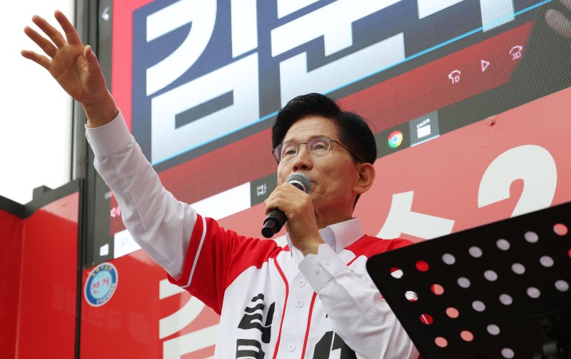 1xbet com 국민의힘 대통령 후보가 16일 오전 경기 화성시 동탄역에서 열린 유세에서 시민들에게 지지를 호소하고 있다. 2025.5.16/뉴스1 ⓒ News1 김영운 기자