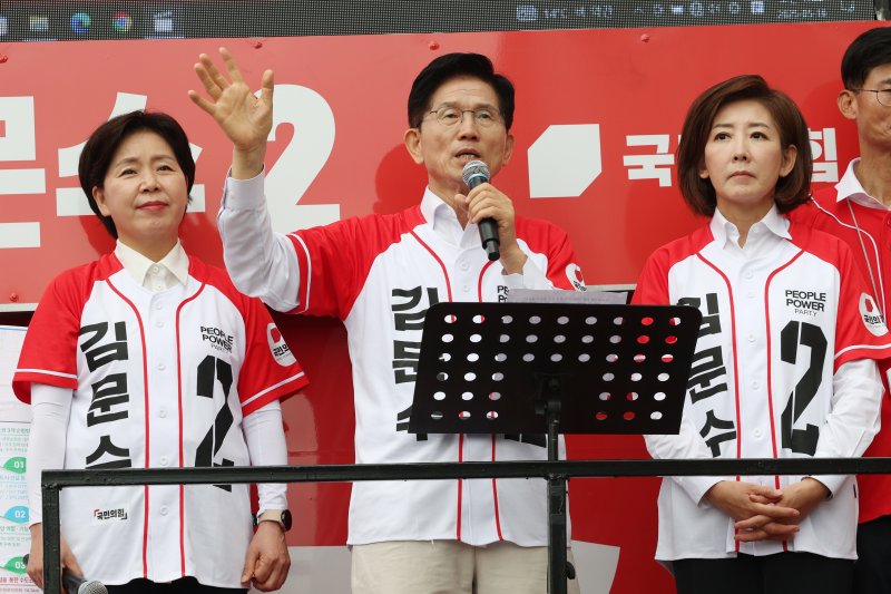1xbet com 국민의힘 대통령 후보가 16일 오전 경기 화성시 동탄역에서 열린 유세에서 시민들에게 지지를 호소하고 있다. 2025.5.16/뉴스1 ⓒ News1 김영운 기자