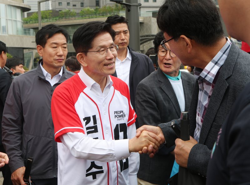 1xbet com 국민의힘 대통령 후보가 16일 오전 경기 화성시 동탄역에서 열린 유세에서 시민들에게 지지를 호소하고 있다. 2025.5.16/뉴스1 ⓒ News1 김영운 기자