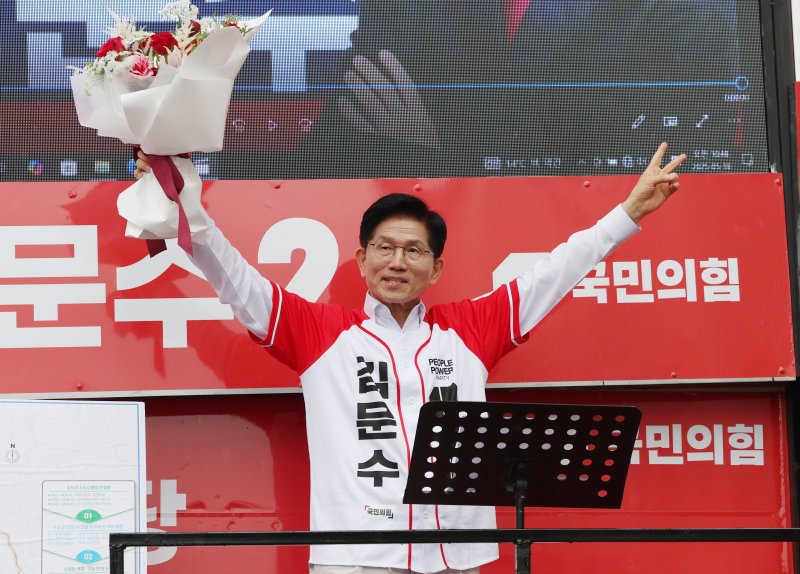 1xbet com 국민의힘 대통령 후보가 16일 오전 경기 화성시 동탄역에서 열린 유세에서 시민들에게 지지를 호소하고 있다. 2025.5.16/뉴스1 ⓒ News1 김영운 기자