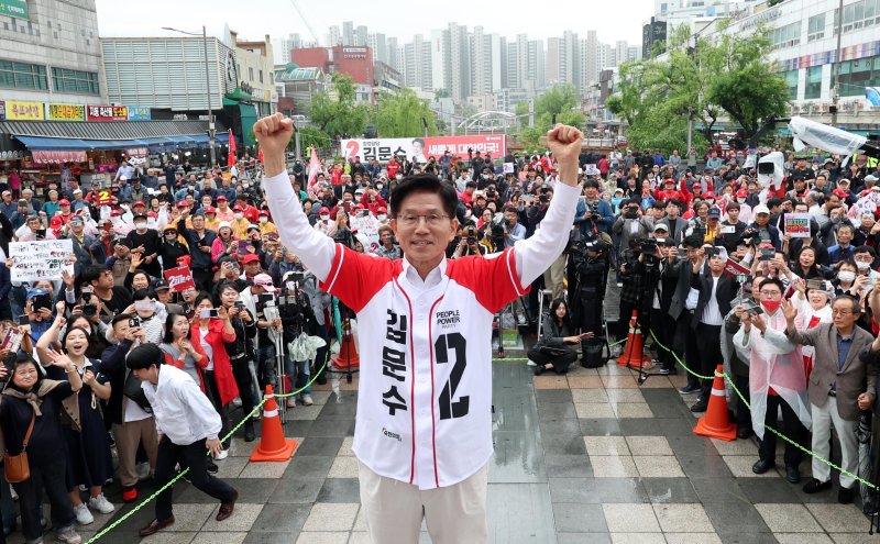 1xbet com 국민의힘 대통령 후보가 16일 경기도 수원시 팔달구 지동시장에서 열린 유세에서 시민들에게 지지를 호소하고 있다. (공동취재) 2025.5.16/뉴스1 ⓒ News1 이광호 기자