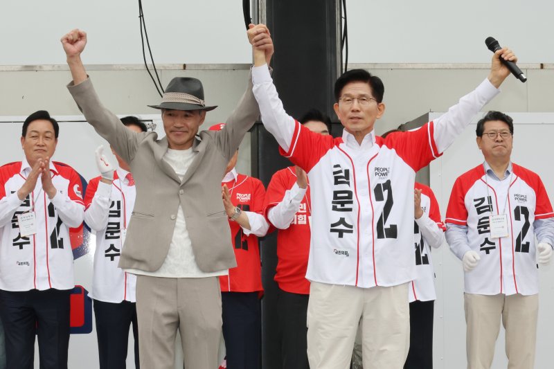 1xbet com 국민의힘 대통령 후보가 16일 오전 경기도 수원시 팔달구 지동시장에서 가진 유세에서 지난 2020년 서해상에서 북한군에 의해 피살된 공무원의 유족인 이래진 씨와 함께 손을 들어보이며 유권자들에게 인사하고 있다. 2025.5.16/뉴스1 ⓒ News1 이광호 기자