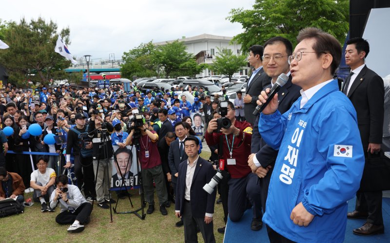 익산 유세서 발언하는 이재명 후보 (익산=연합뉴스) 황광모 기자 = 더불어민주당 이재명 대선후보가 16일 전북 익산시 익산역 동부광장에서 열린 유세에서 발언하고 있다. 왼쪽은 무소속 김상욱 의원. 2025.5.16 hkmpooh@yna.co.kr (끝)