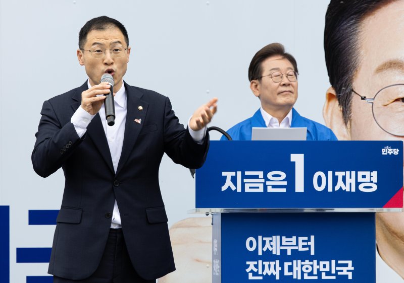 익산서 포옹한 이재명과 김상욱…李 "민주당 오라"
