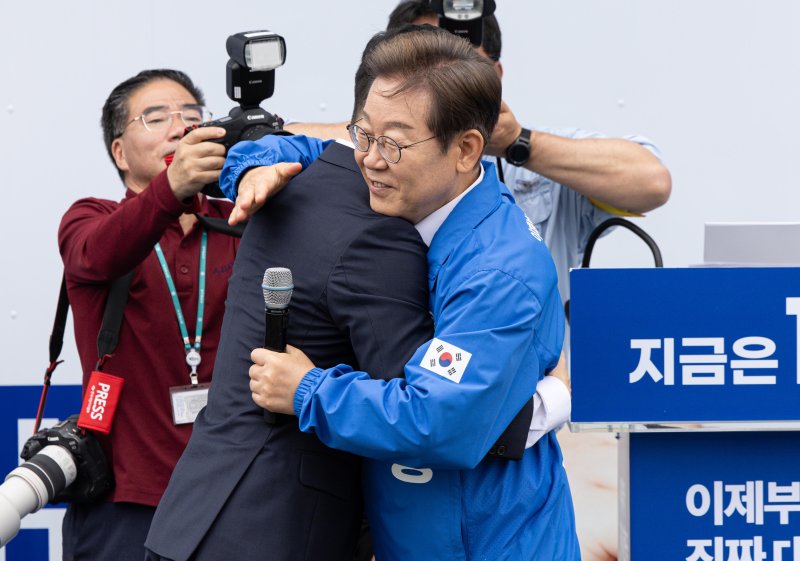 익산서 포옹한 이재명과 김상욱…李 "민주당 오라"