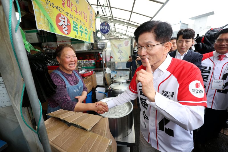 [수원=뉴시스] 조성봉 기자 = 김문수 국민의힘 대선후보가 16일 경기도 수원시 팔달구 영동시장을 찾아 상인과 인사하며 지지를 호소하고 있다.2025.05.16. suncho21@newsis.com