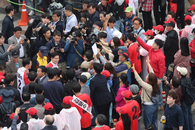 [수원=뉴시스] 조성봉 기자 = 김문수 국민의힘 대선후보가 16일 경기도 수원시 팔달구 지동시장에서 열린 유세에서 시민들에게 지지를 호소하고 있다. (공동취재) 2025.05.16. photo@newsis.com