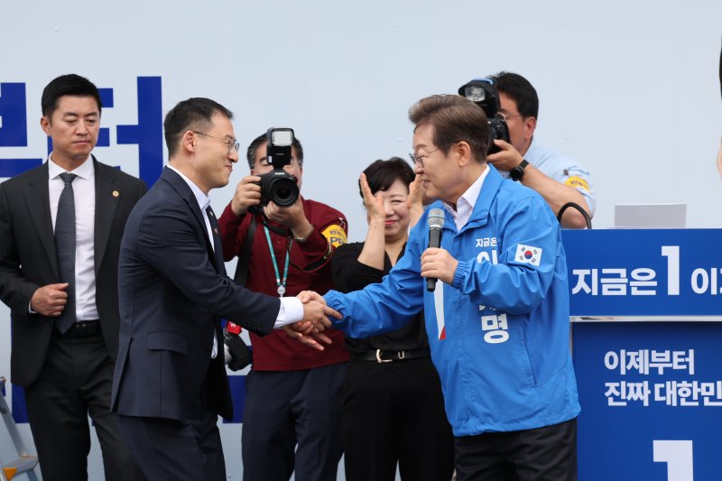 이재명 "김상욱, 민주서 합리적 보수 가치 실현해 주길"