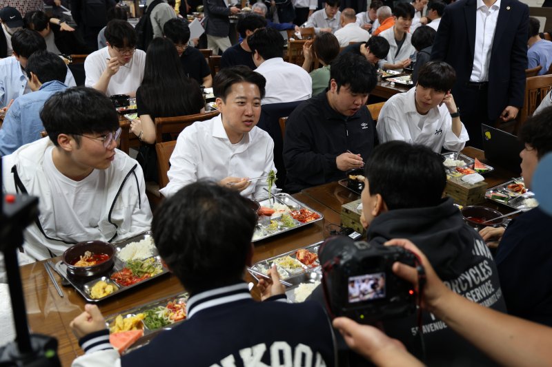"꼭 당선되셔유" "김문수보다 인기 더 많네" 이준석 반긴 천안 중앙시장[르포]