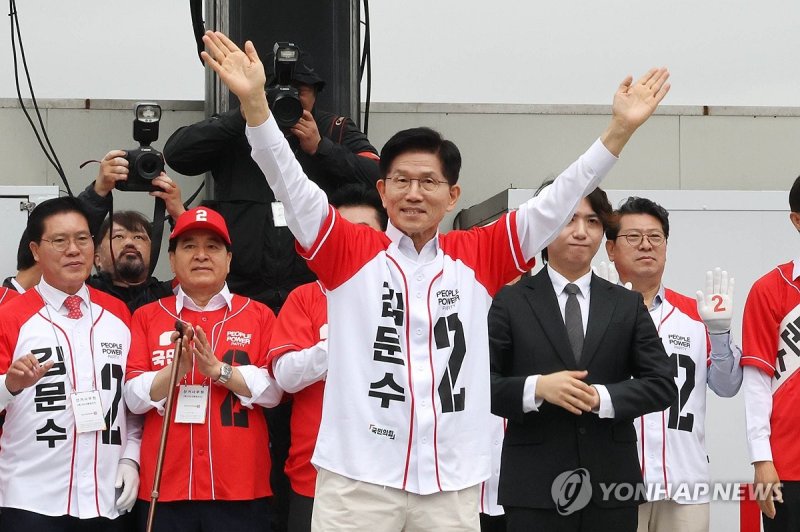 인사하는 김문수 후보 (출처=연합뉴스)