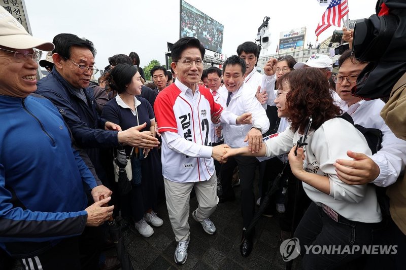 시민들과 인사하는 김문수 후보 (출처=연합뉴스)