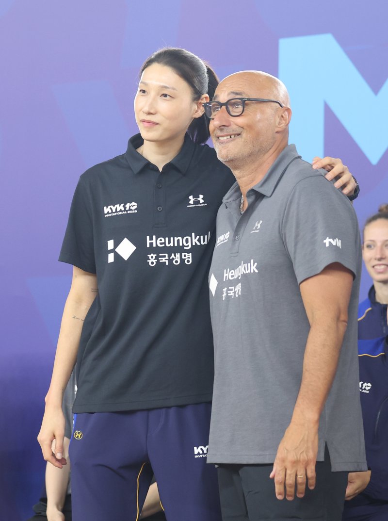 [인천=뉴시스] 전진환 기자 = 16일 오후 인천 부평구 인천삼산월드체육관에서 열린 ‘KYK 인비테이셔널 2025’ 미디어데이에서 김연경과 마르첼로 아본단자 여자배구 세계올스타팀 감독과 포즈를 취하고 있다. 2025.05.16. amin2@newsis.com
