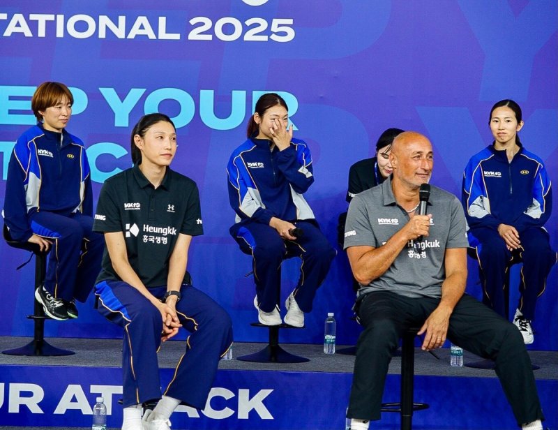 질문에 답변하는 아본단자 감독(오른쪽)과 김연경 (출처=연합뉴스)